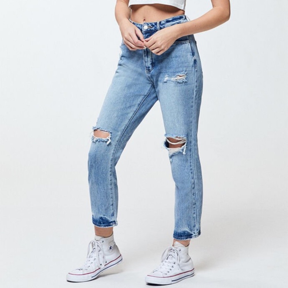 Packing Ripped Mom Jeans Size 27
